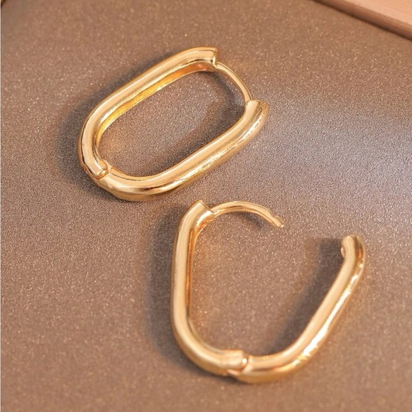 Beautiful Minimalist Hoop Earrings Gold 🤍 - Picture 4 of 6